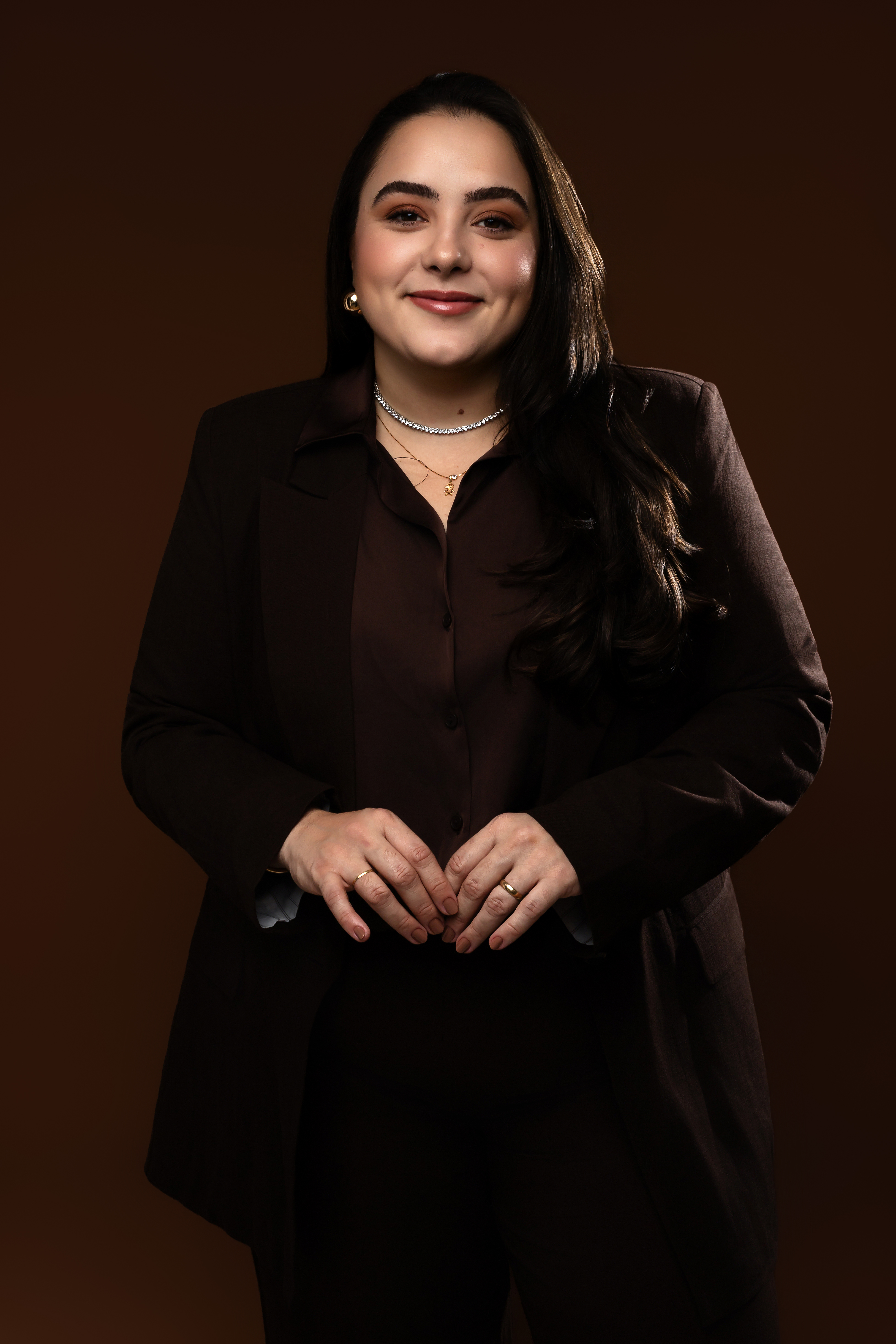 Mari Dias analisando sobrancelhas